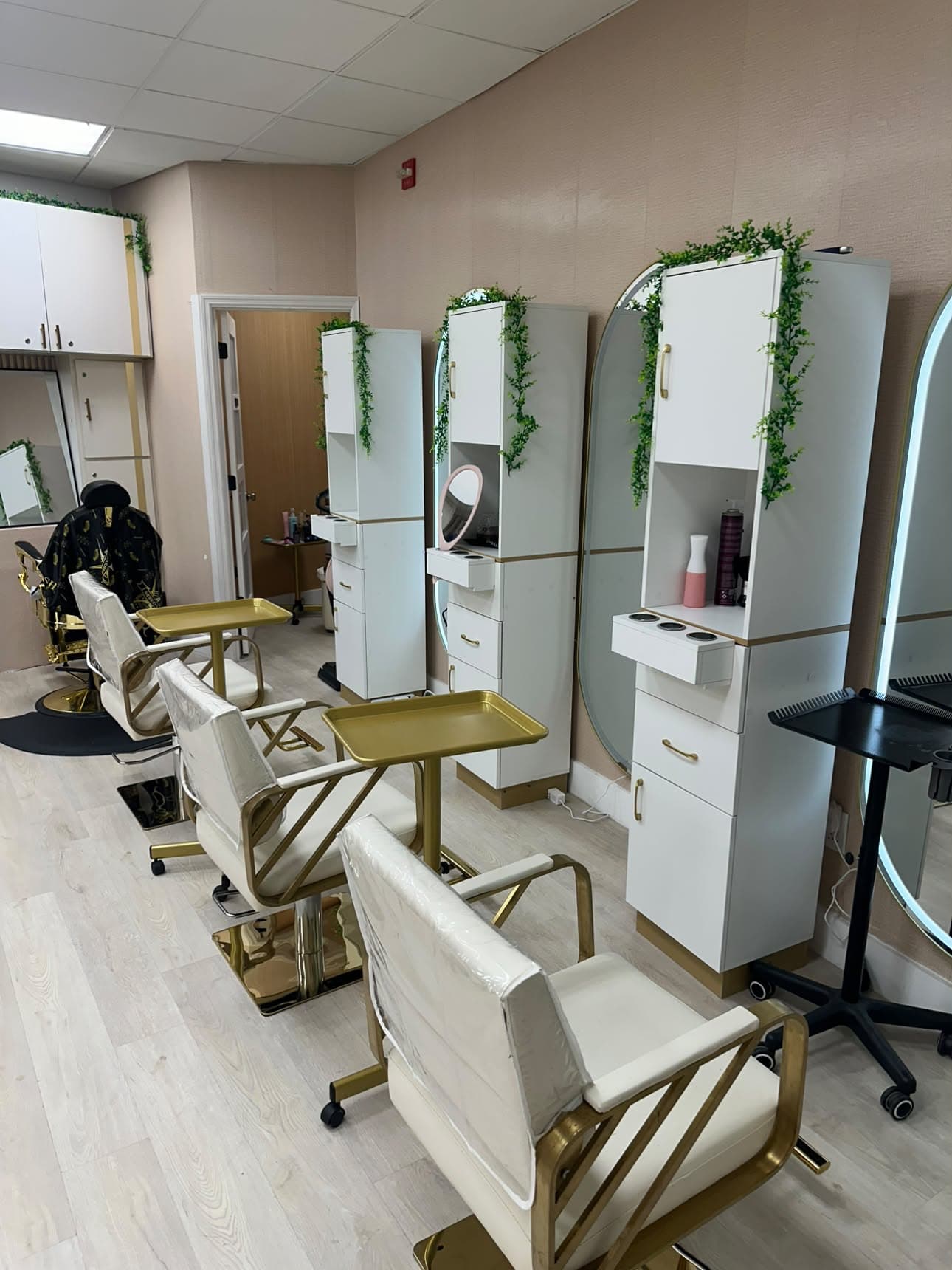 Salon Chair Rental on Collins Ave, Miami Beach – $600/Month 2