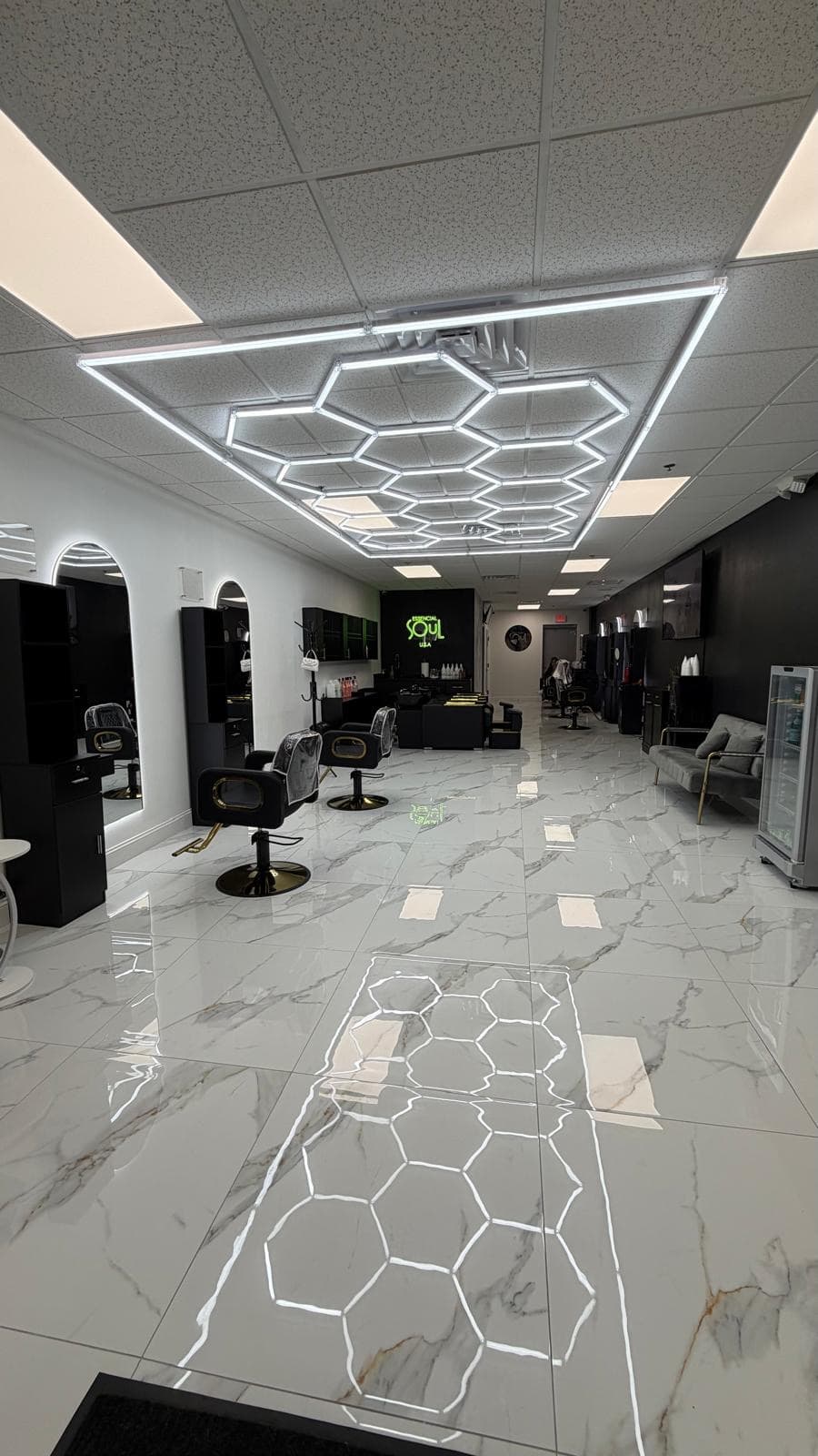 Beauty in Black ā Beauty Space for Rent in Tampa 3